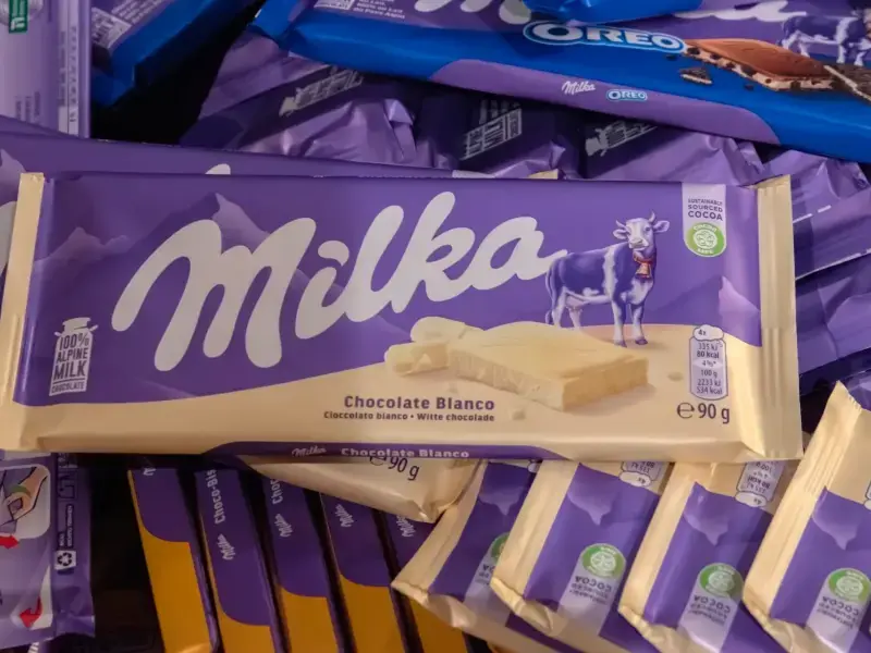 Mondelēz, il gigante del cioccolato accusato di frenare la legge Ue sulla deforestazione