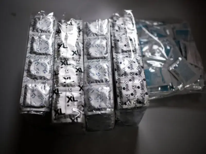 Il prezzo dei preservativi aumenterà (almeno) del 30 per cento a causa della guerra in Medio Oriente