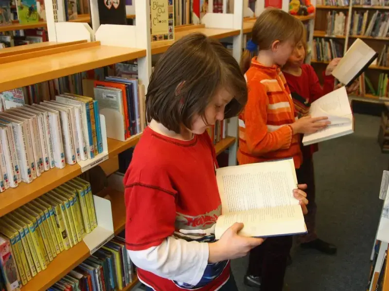 Dopo anni di digitalizzazione, la Svezia reintrodurrà carta e penna nelle scuole per contrastare il crescente analfabetismo di ritorno degli studenti