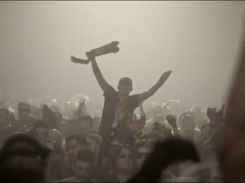 La colonna sonora più incredibile dell’anno è quella di un documentario sulla scena rave ucraina in cui suonano Fred Again, Brian Eno, Aphex Twin, Sega Bodega e gli Idles