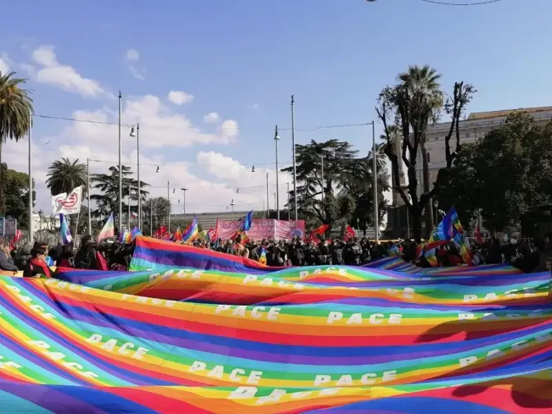 La sinistra deve abbracciare la bandiera della pace: è il simbolo di un’altra idea di mondo