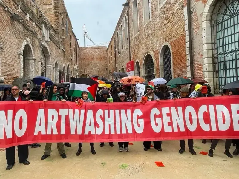 Decine di padiglioni chiusi e cortei contro Israele. Inizia la Biennale di Venezia