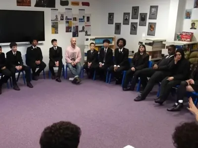 Violenza di genere: il Regno Unito punta sulla prevenzione e l’educazione dei giovani maschi