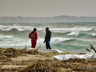 Quei relitti umani portati dalle onde, annegati di nuovo in un mare di silenzio