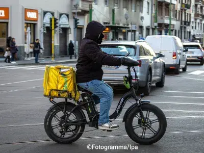 L’emergenza sfruttamento dopo il caso Glovo-Deliveroo: è l’ora del salario di dignità