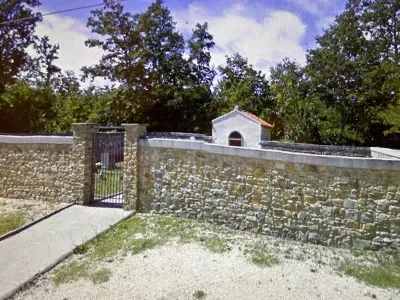 Viaggiare in silenzio e leggendo per cimiteri