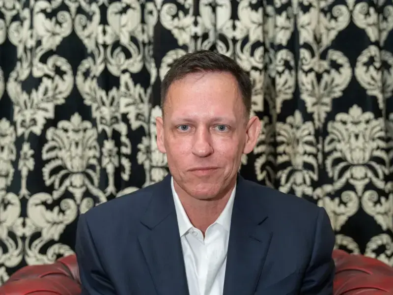 La nuova impresa di Peter Thiel è una start up AI che aiuta i ricchi a querelare i giornalisti