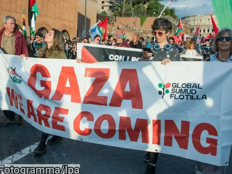Catene ai piedi, due membri della Flottilla prigionieri di Israele. Ma la navigazione continua, verso Gaza