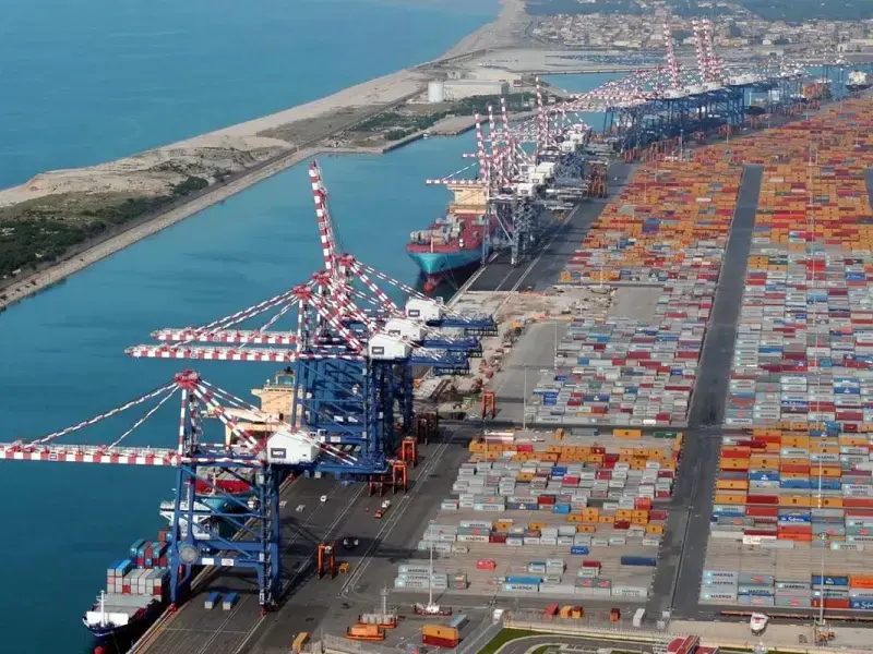 Nuovi container al porto di Gioia Tauro con materiale per la guerra di Israele