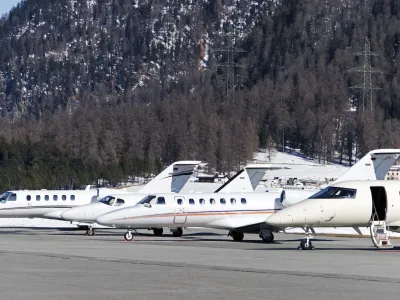 Frequent flyer tax: la tassa sui voli frequenti per una transizione energetica giusta